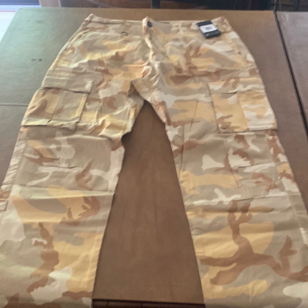 Nike Skateboarding Camo Pants w Cargo pockets, NWT size 38